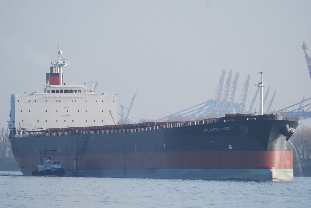 Die mchtige Atlantic Breeze IMO-Nummer:9278428 Flagge:Grobritannien Lnge:225.0m Breite:33.0m beim auslaufen aus Hamburg aufgenommen von Teufelsbrck am 21.11.09