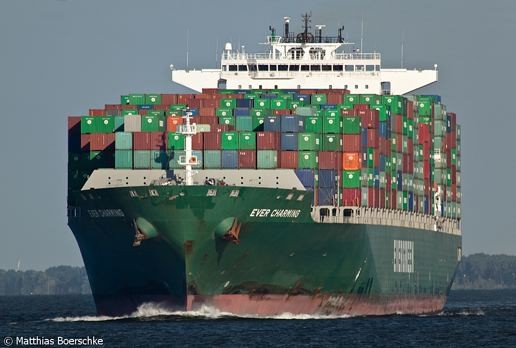 Die mchtige Ever Charming auf der Elbe bei Bassenfleth am 26.06.10.