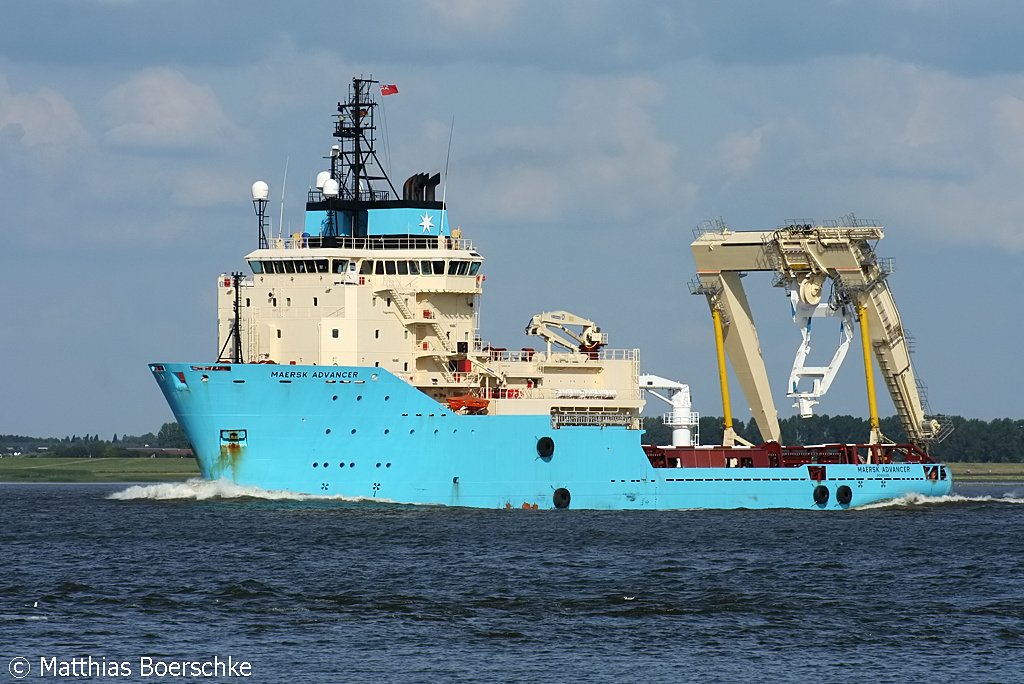 Die Maersk Advancer auf der Elbe bei Lhe Sand am 06.08.06. 