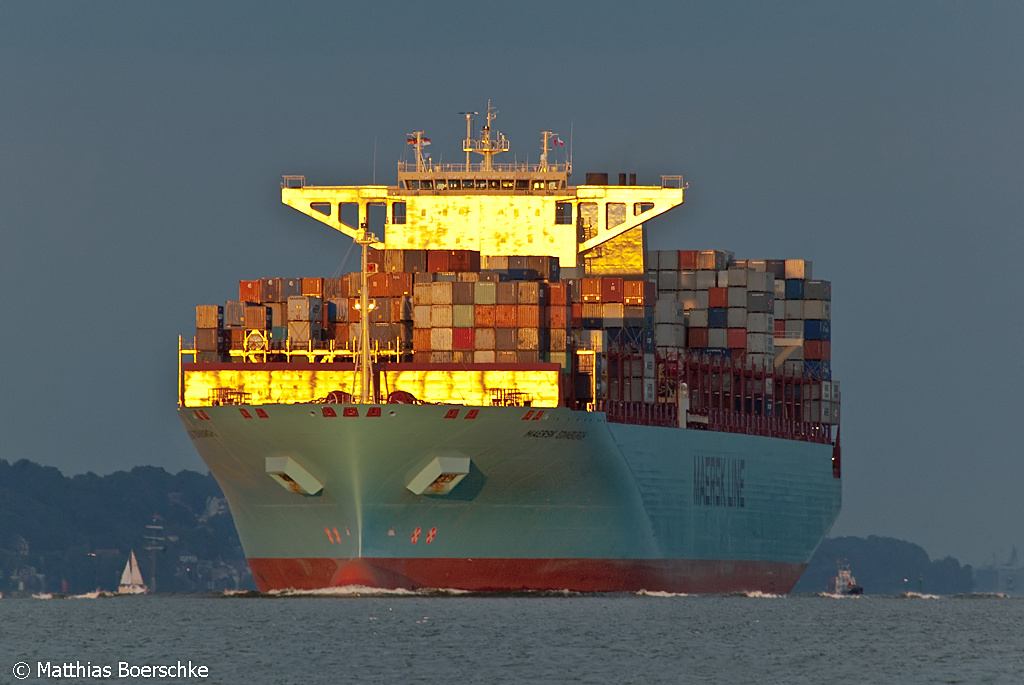 Die Maersk Edinburgh bei wundervollem Abendlicht auf der Elbe bei Borstel am 14.08.10.