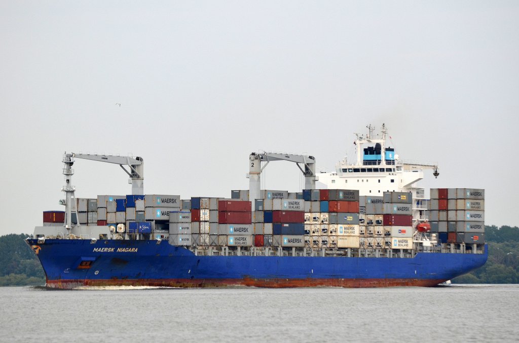 Die Maersk Niagara IMO-Nummer:9434905 Flagge:Hong Kong Lnge:210.0m Breite:30.0m Baujahr:2008 Bauwerft:Hyundai Heavy Industries,Ulsan Sdkorea auslaufend aus Hamburg bei Lhe am 02.09.12