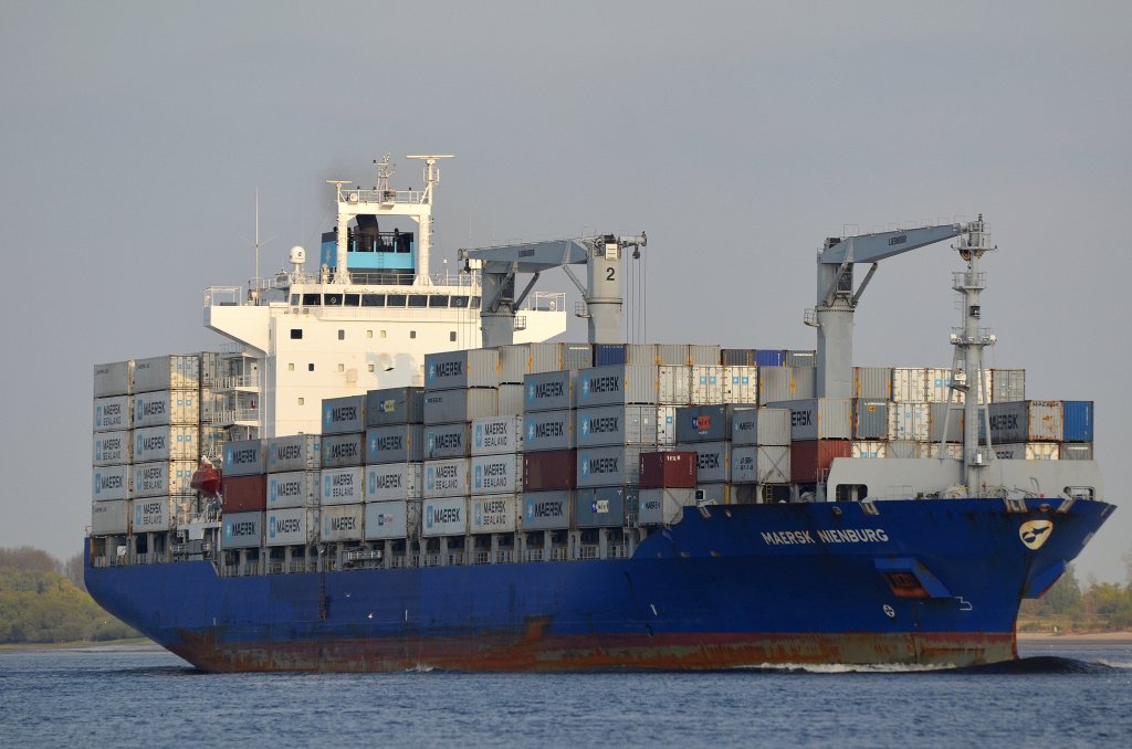 Die Maersk Nienburg IMO-Nummer:9446104 Flagge:Hong Kong Lnge:210.0m Breite:30.0m Baujahr:2010 Bauwerft:Hyundai Heavy Industries,Ulsan Sdkorea passiert am 05.05.13 auslaufend aus Hamburg Schulau Wedel.