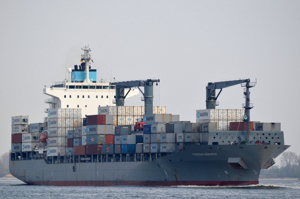 Die Maersk Norwich IMO-Nummer:9301926 Flagge:Singapur Lnge:210.0m Breite:30.0m Baujahr:2006 Bauwerft:STX Offshore&Shipbuilding,Jinhae Sdkorea Stellpltze fr 2602 TEU auslaufend aus Hamburg bei Schulau Wedel am 14.04.12