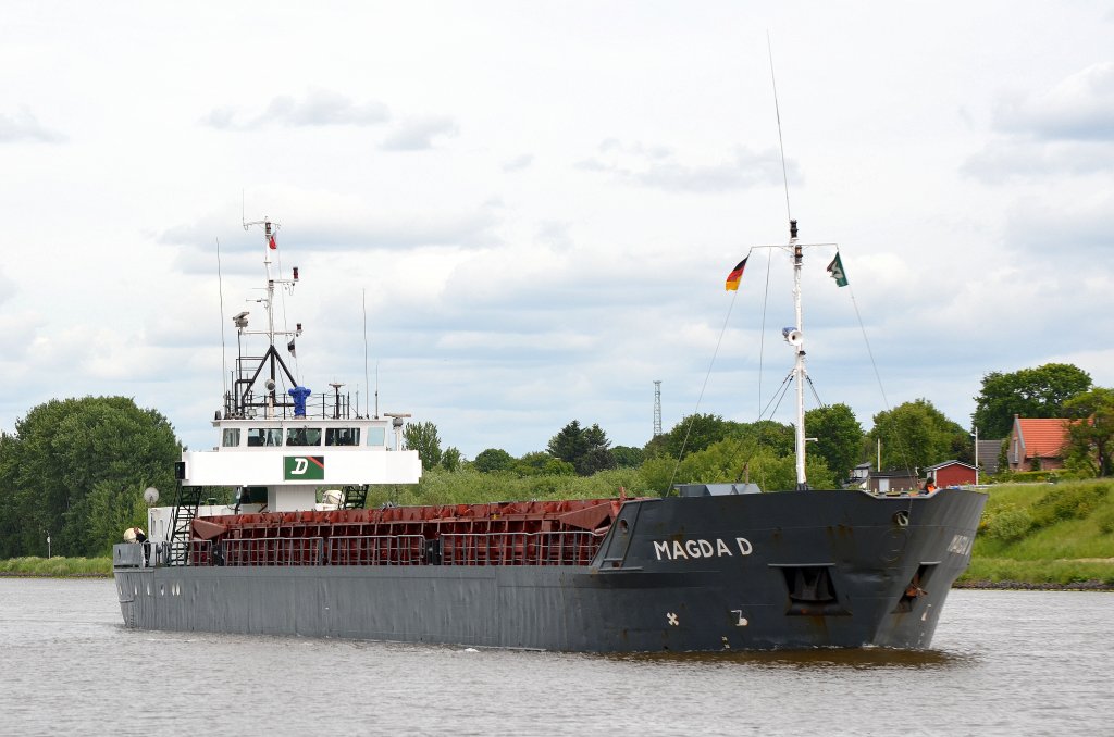 Die Magda D IMO-Nummer:8407228 Flagge:Antigua und Barbuda Lnge:75.0m Breite:11.0m Baujahr:1984 Bauwerft:Hermann Srken,Papenburg Deutschland aufgenommen auf dem Nord-Ostsee-Kanal an der Eisenbahnhochbrcke Rendsburg am 03.06.12