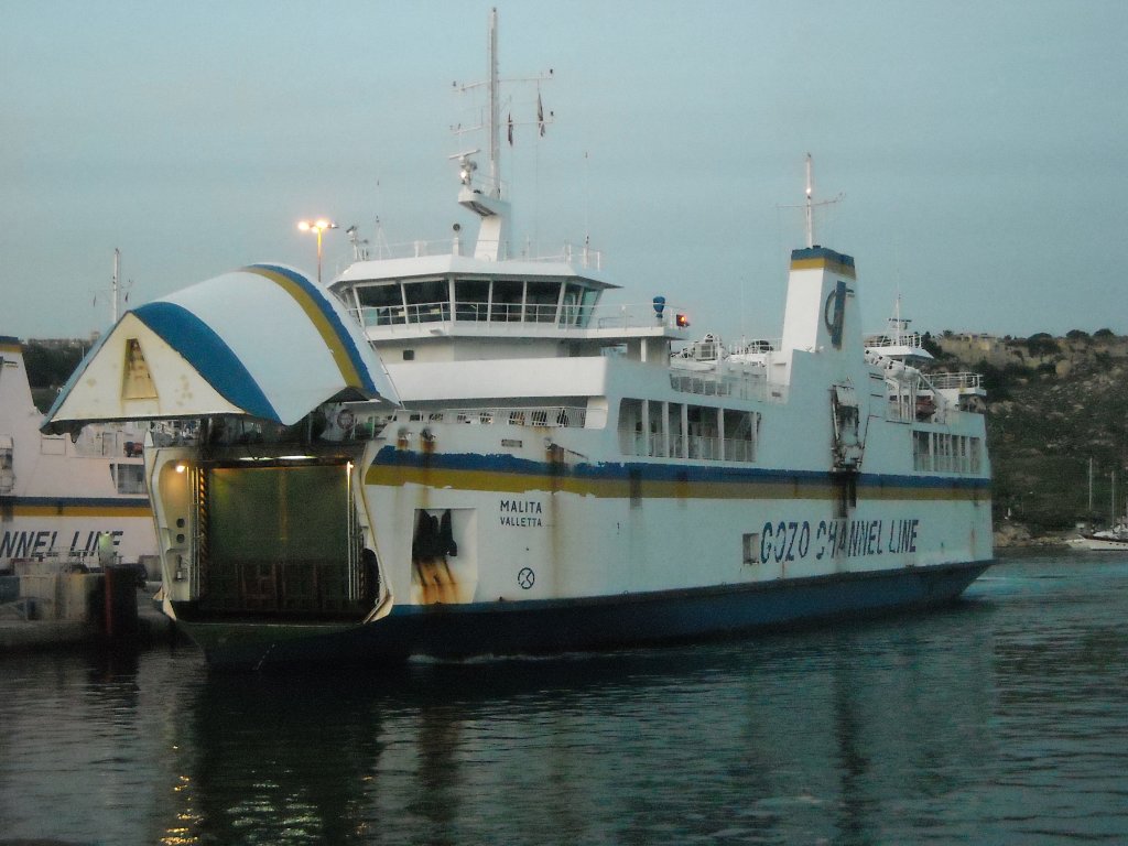 Die  Malita  erreicht bei Dmmerung am 19.11.2009 den Hafen auf Gozo (Malta). 