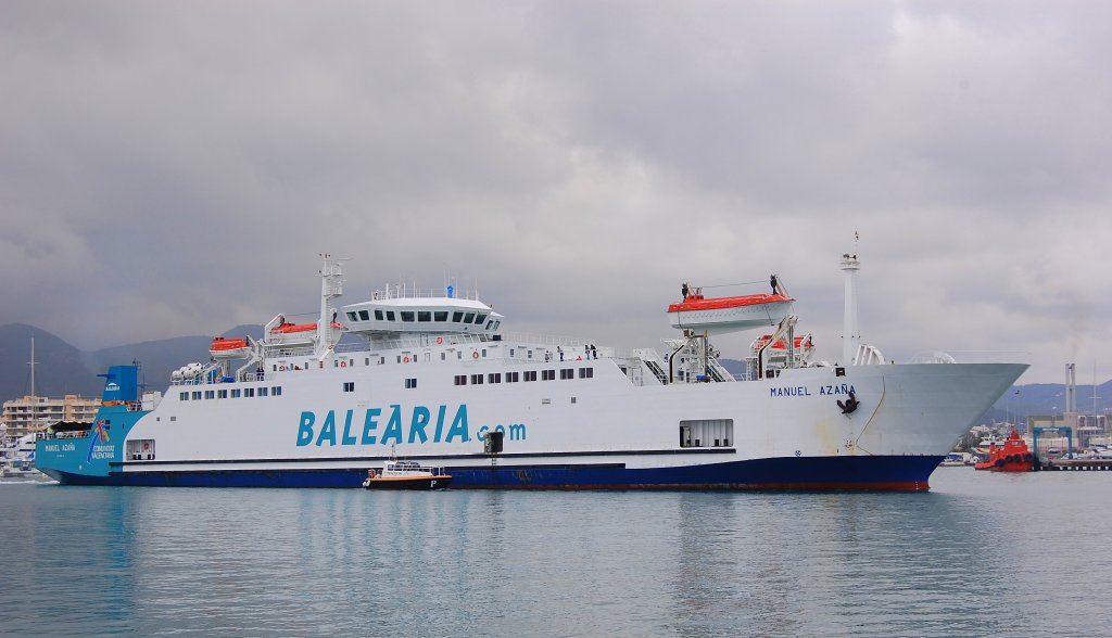 Die Manuel Azana der Balearia bei der Ausfahrt aus dem Hafen von Ibiza. (Aufnahme 09.05.2008).
