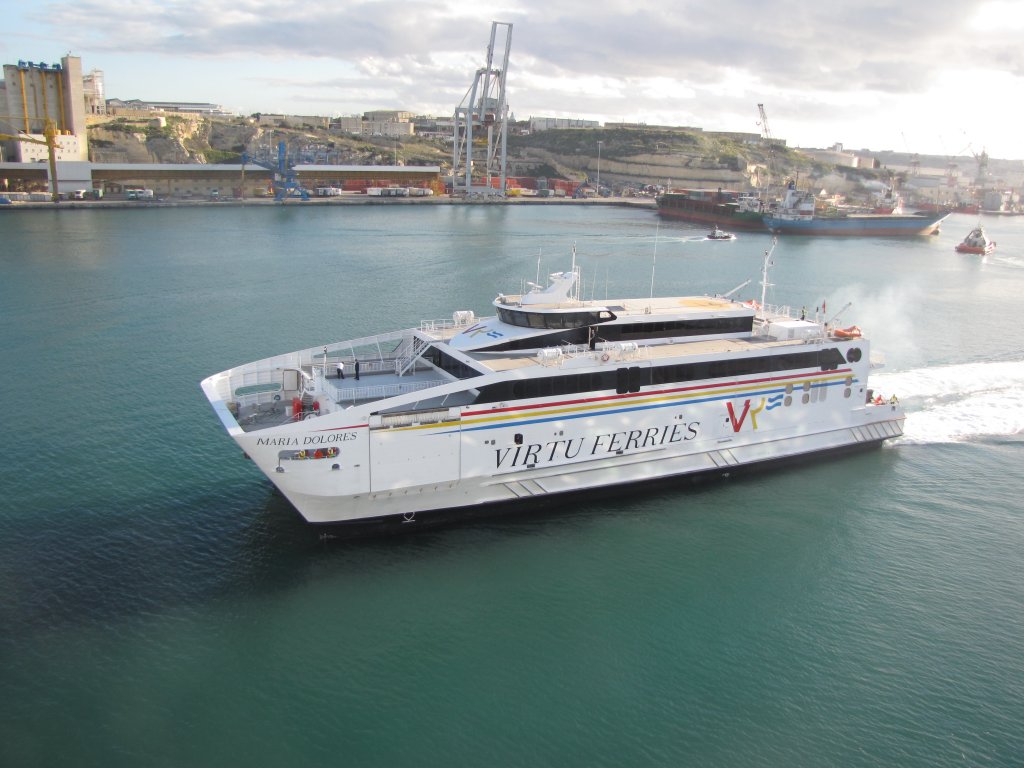 Die  Maria Dolores  verlt am 03.02.2010 den Hafen von la Valletta.