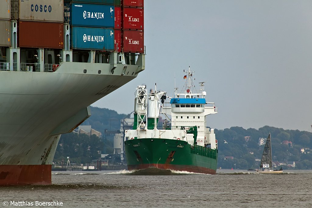 Die Marina 1 mit dem Bug der COSCO China bei Schulau am 07.09.09.