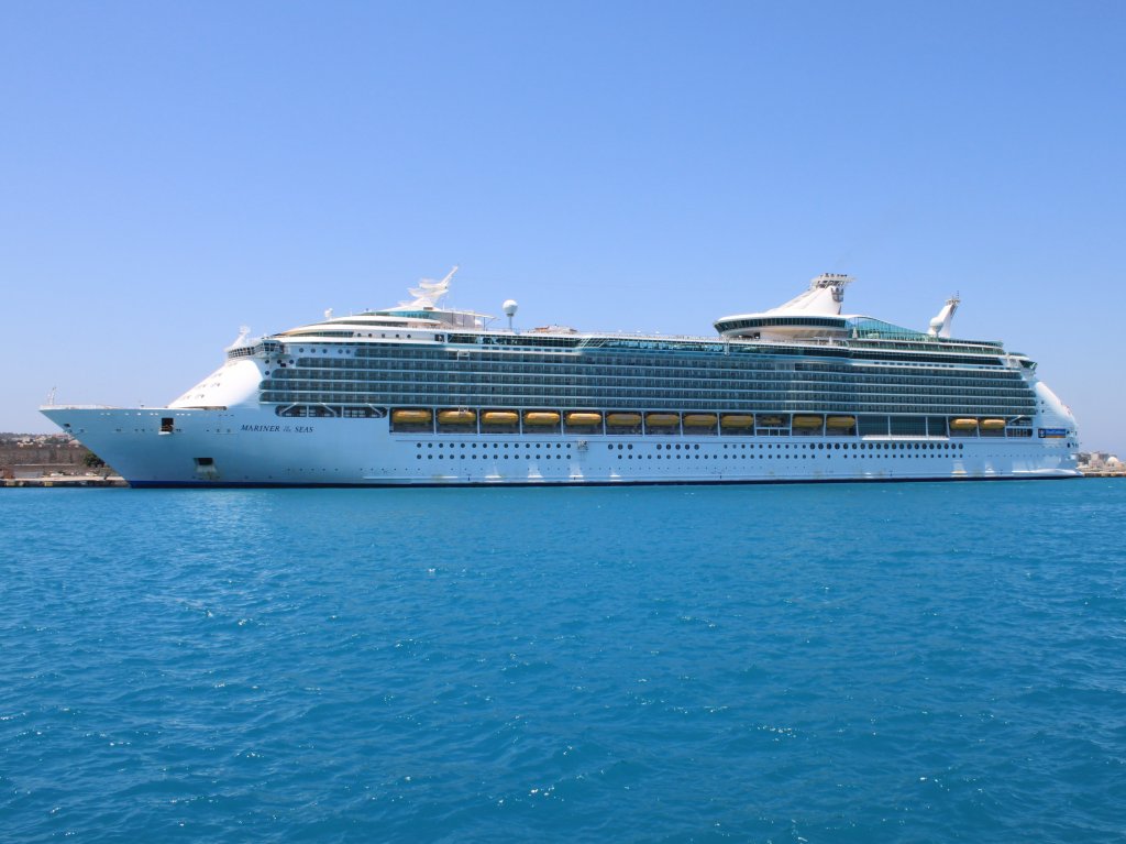 Die  Mariner of the Seas  am 25.06.2011 im Hafen von Rhodos. Das 2003 gebaute 311 m. lange und 48 m. breite Schiff ist 15 Decks hoch und hat 138000 Brt.
