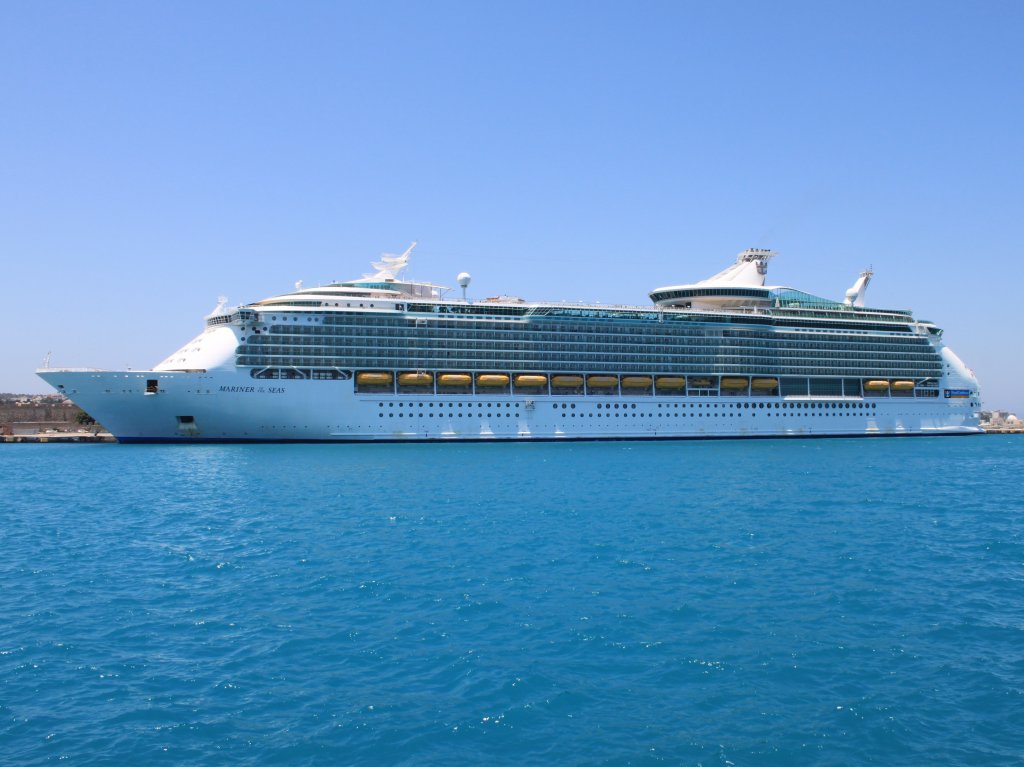 Die  Mariner of the Seas  am 25.06.2011 im Hafen von Rhodos. Das 2003 gebaute 311 m. lange und 48 m. breite Schiff ist 15 Decks hoch und hat 138000 Brt.
