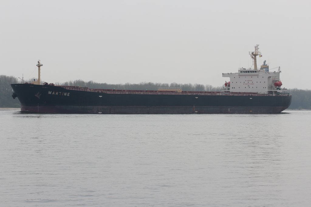 Die MARTINE beim einlaufen nach Hamburg, hier vorbei an Wedel. 25.04.2013