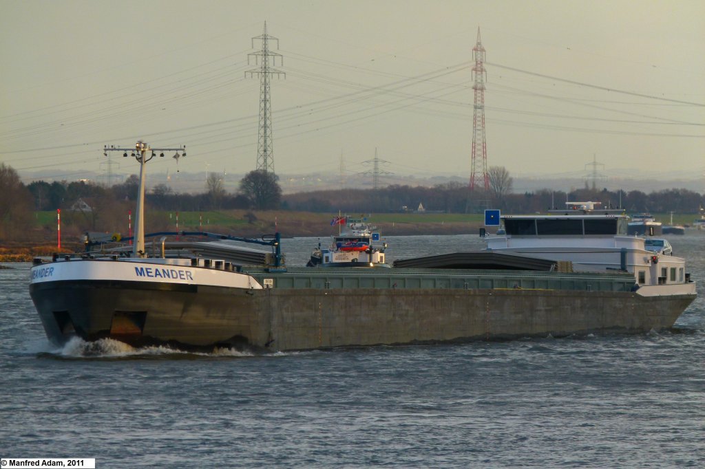 Die Meander (ENI 02327207), ex Egbert, fhrt am 09.12.2011 bei Krefeld-Gellep talwrts. Lnge: 109,90 m, Breite: 11,45 m, Tiefgang: 3,65 m, Tonnage: 3233 t.