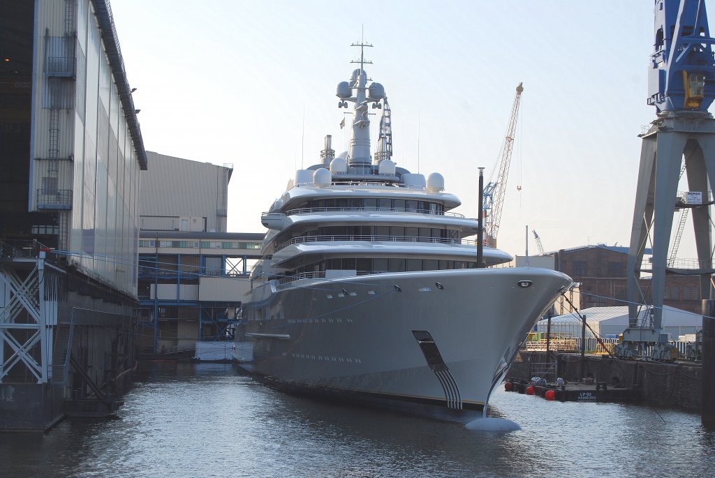 Die Megayacht Eclipse (Sonnenfinsternis) von Roman Arkadjewitsch Abramowitsch im Hamburger Hafen am 18.04.10