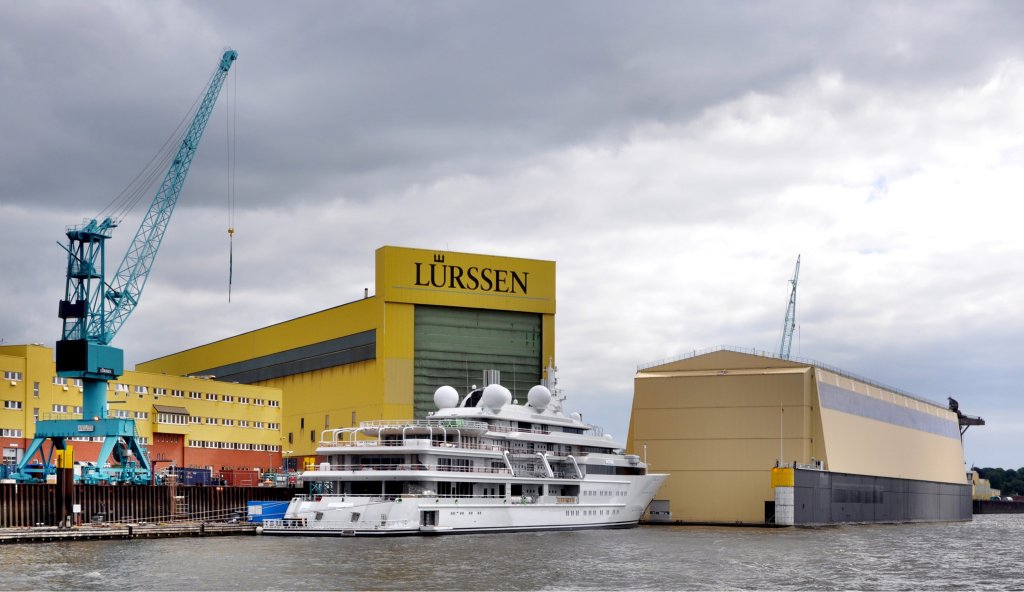 Die Megayacht  Katara  (Projektname  Crystal ) am 13.06.2010 bei der Lrssen Werft in Bremen-Vegesack.