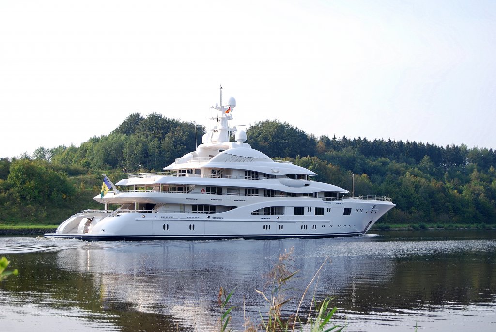 Die Megayacht Valerie IMO-Nummer:1010624 Flagge:St.Vincent und die Grenadinen Lnge:80.0m Breite:14.0m Baujahr:2009 Bauwerft:Krger Werft,Schacht-Audorf Deutschland aufgenommen am 03.09.11 auf dem Nord-Ostsee-Kanal an der Grnentaler Hochbrcke.