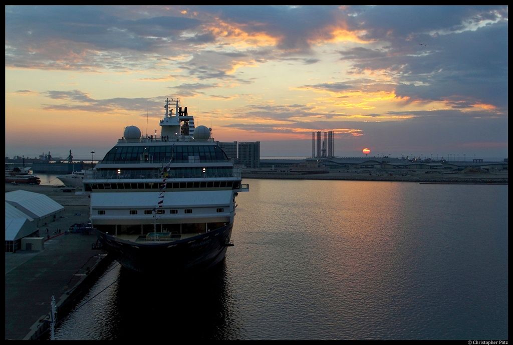 Die Mein Schiff 2 der TUI Cruises im Hafen von Dubai. (08.12.2012)