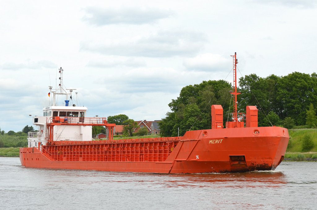 Die Merit IMO-Nummer:9197789 Flagge:Gibraltar Lnge:84.0m Breite:13.0m Baujahr:2000 Bauwerft:Daewoo Mangalia Heavy Industries,Mangalia Rumnien im Nord-Ostsee-Kanal bei Rendsburg am 03.06.12