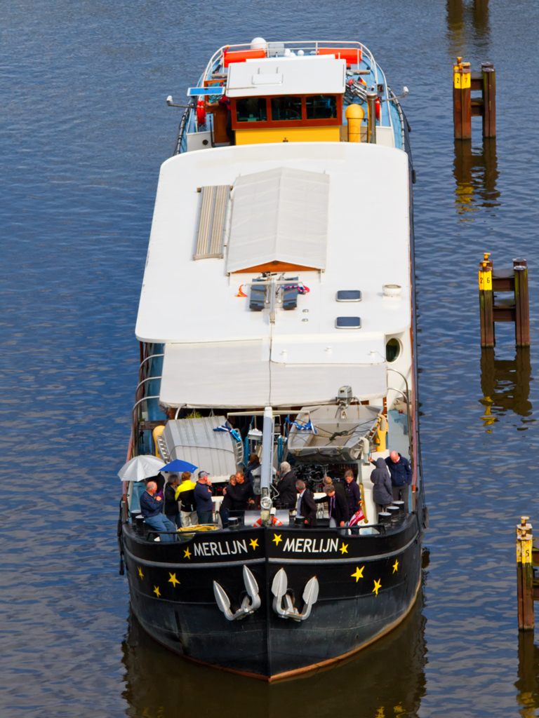 Die Merlijn, auf der Fahrt von Malchin nach Berlin ber Polen (lt. Reisebeschreibung),
wartet am unteren Hafen auf  Grnes Licht , um in das Schiffshebewerk Niederfinow einfahren zu knnen. - 12.07.2012
