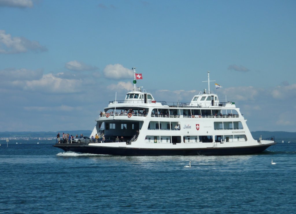 Die MF Romanshorn vor der Einfahrt im gleichnamigen Hafen.