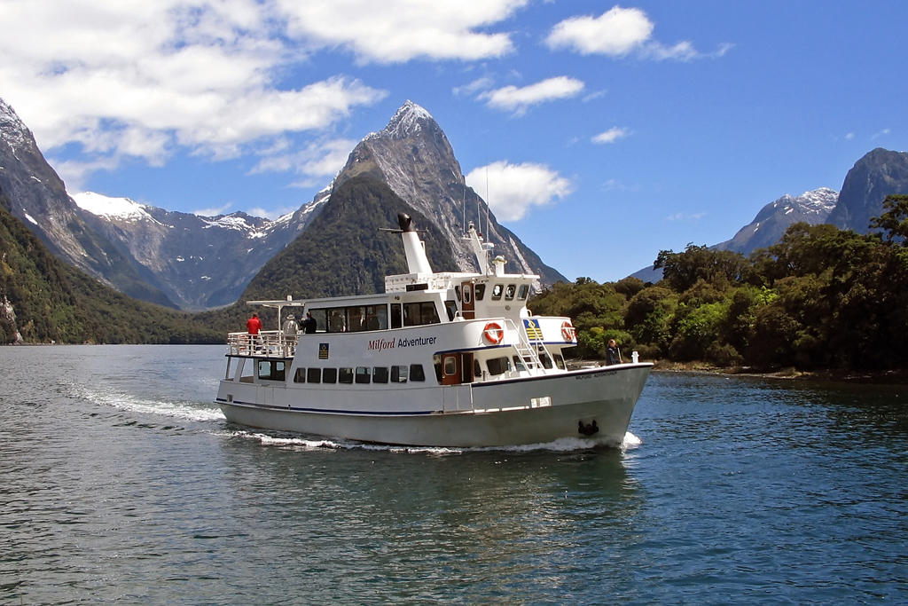 Die  Milford Adventurer  beim Einlaufen in den Hafen von Milford Sound/Neuseeland, 26.11.2004