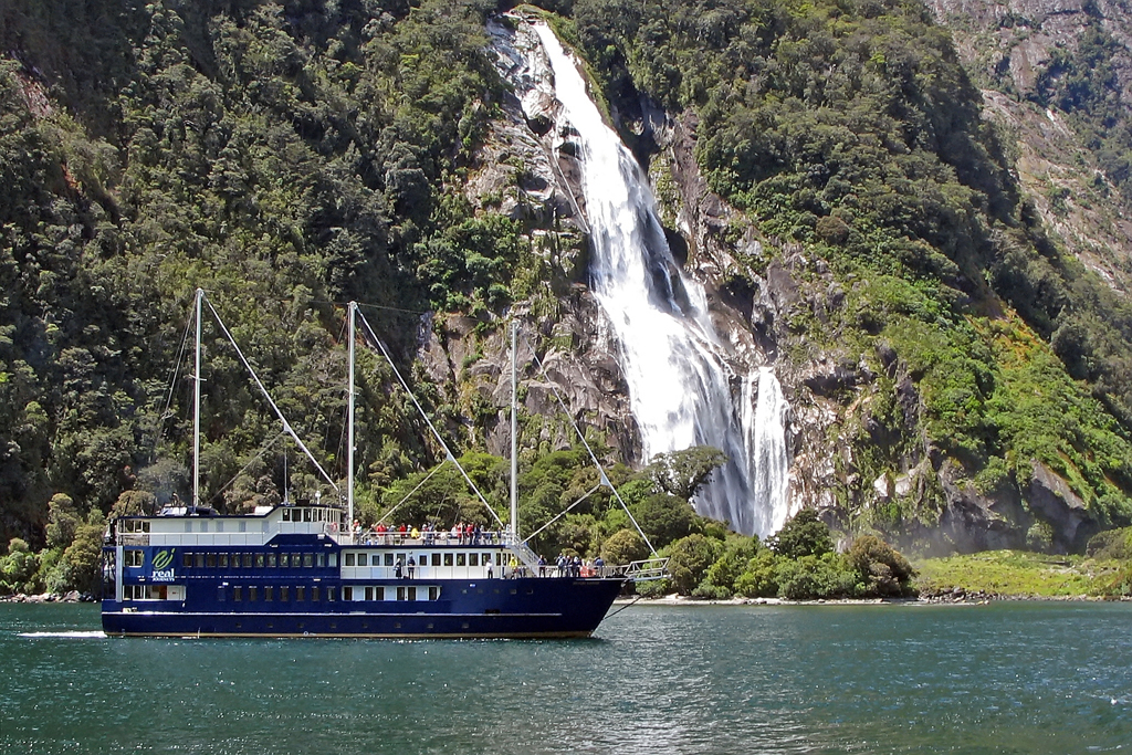 Die  Milford Mariner  vor einem Wasserfall im Milford Sound/Neuseeland, 26.11.2004