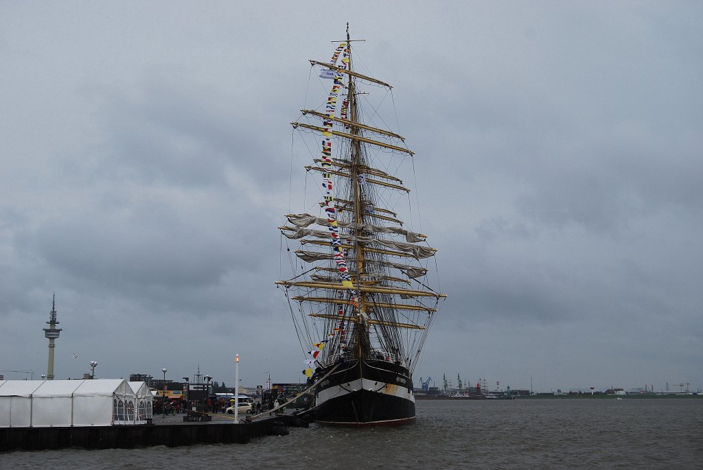 Die mit reichlich Fhnchen geschmckte Viermastbark Kruzenshtern  auf der Sail in Bremerhaven am 29.08.10