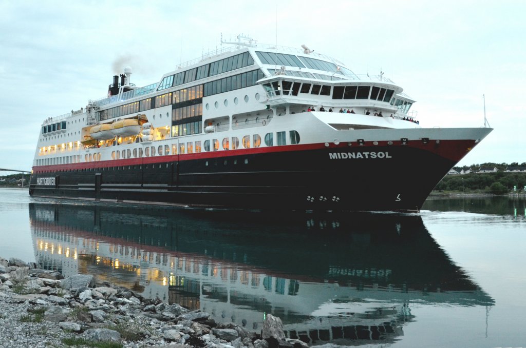 Die Mitnatsol nordgehend am 06.07. 2012 um 0:38Uhr läuft gerade den Hafen von Brønnøysund an. Heimathafen Tromsø. Mit Wasserspiegel.