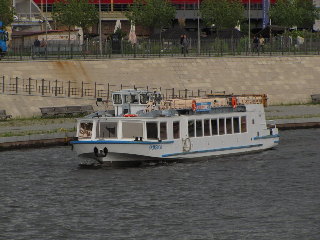 Die  Monbijou  auf der Spree im Regierungsviertel von Berlin; 09.08.2011