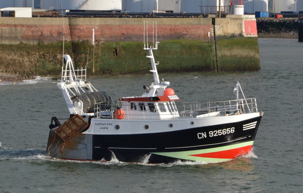 Die MORIOLENE, CN 925656 aus Caen, ein Austernfischerboot, gesehen im Hafen von Le Havre auslaufend am 28.06.2013.