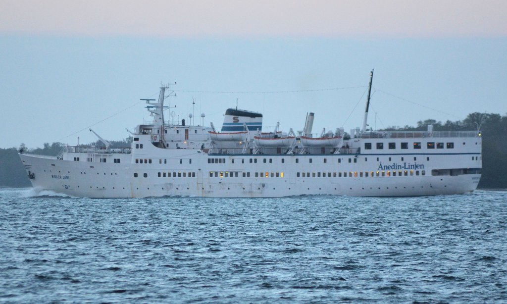 Die MS Birger Jarl von nedin-Linjen/Rederi Allandia AB ist eine schwedische Reederei, das die tgliche Fahrt mit seinem einzigen Schiff zwischen Stockholm und Mariehamn bedient. Beobachtet am 05.06.2012 bei Kappelskr Richtung Mariehamn.  Technische Daten: Baujahr 1953, Lnge 92,50m, Breite 14,28m, Tiefgang 5,50m, Passagiere 340.