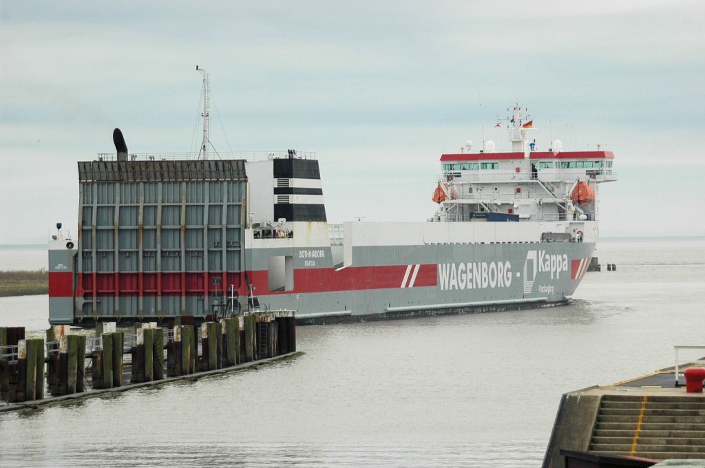 Die MS Bohtniaborg ein Frachtschiff aus den Niederlanden bei der Ausfahrt  aus der NOK-Schleuse Brunsbttel Richtung Elbe. Aufgenommen am 3.4.2011.