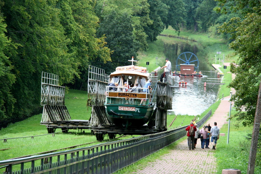 Die M/S  Bursztyn  wird über den Rollberg von Buczyniec talwärts transportiert. Mit 490 m Länge ist dieser Rollberg der längste der 5 Rollberge am Oberländischen Kanal. Die Kanalschiffe überwinden hier einen Höheunterschied von 20,6 m Buczyniec, 10.9.2017