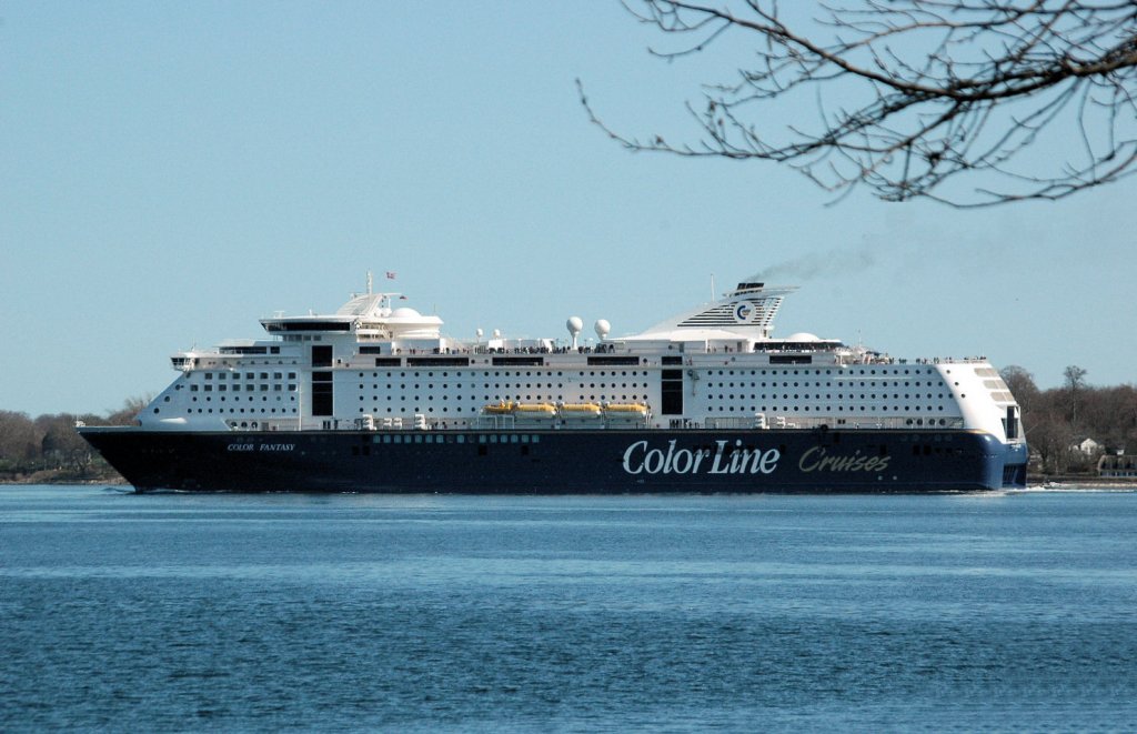 Die MS Color Fantasy  (IMO: 9278234),  ein  RO RO-Fhrschiff  der Color-Line  Cruises auf der Kieler Frde auslaufend nach Oslo. Mit ca. 75.000 BRZ  ist es damit eine der grten Seefhren. Es ist 223,75 m lang, 35 m breit und hat einen Tiefgang von 6,80 m. Es hat 250 Mann Besatzung. 2750 Passagiere und 750 PKW’s finden auf der Fhre Platz. Sie fhrt unter norwegischer Flagge und der Heimathafen ist Oslo. Fotografiert  am 09.04.2011.