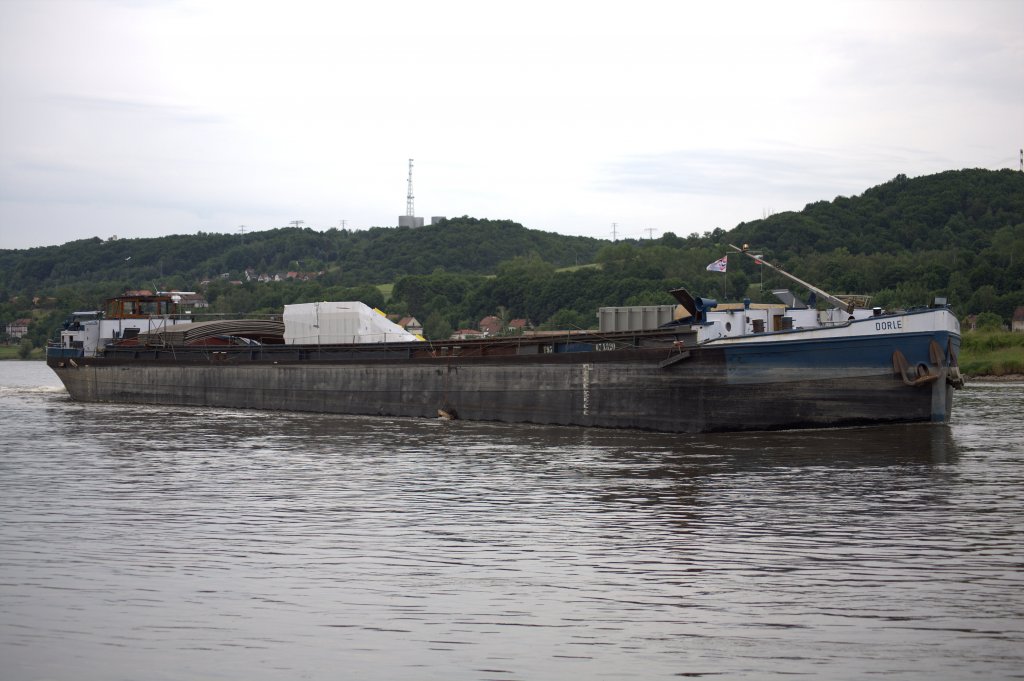 Die MS  Dorle   auf der Höhe von Coswig  Kötitz , stromab fahrend 
Heimathafen: Praha. Am 10.06.2012  gegen 11:36 Uhr überholt der Fotograf auf dem
Elbradweg das Schiff.