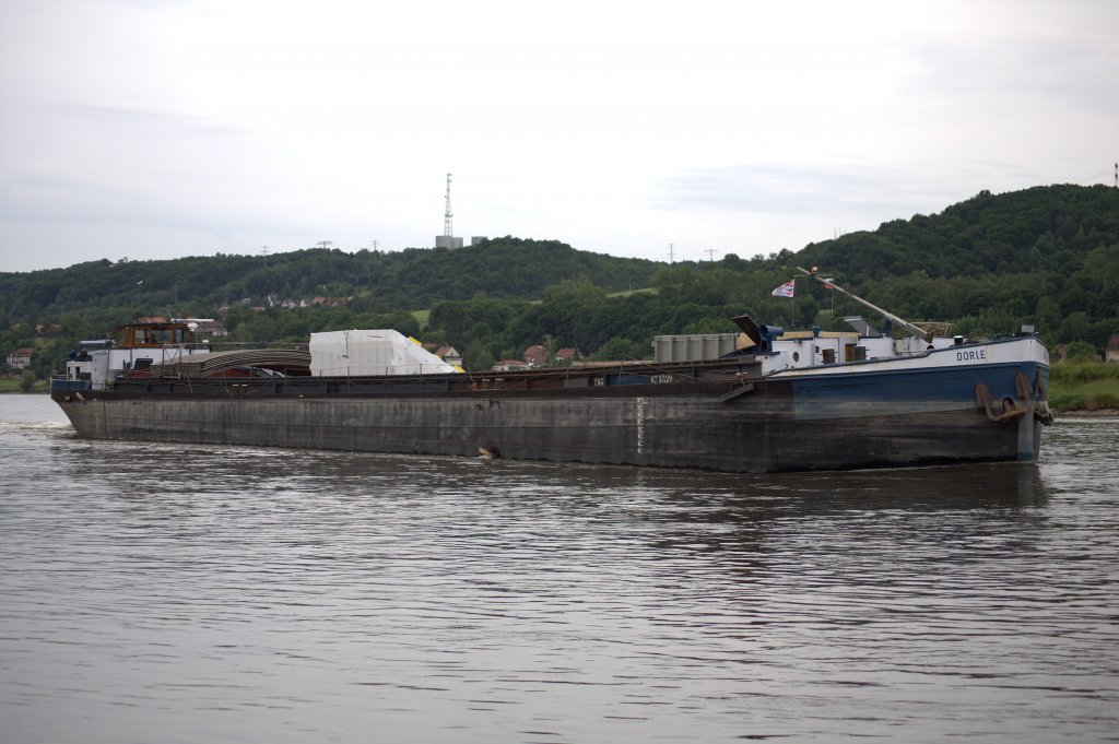 Die MS  Dorle   auf der Hhe von Coswig  Ktitz , stromab fahrend 
Heimathafen: Praha. Am 10.06.2012  gegen 11:36 Uhr berholt der Fotograf auf dem
Elbradweg das Schiff.