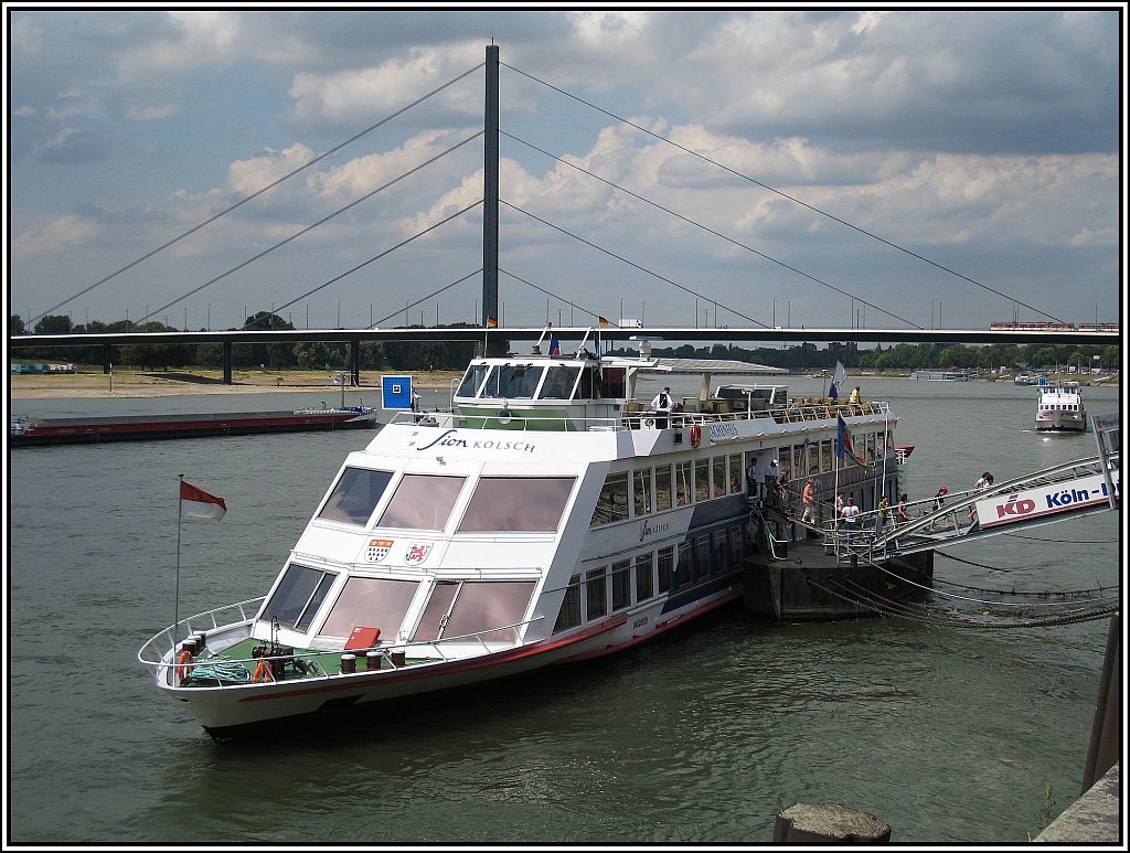 Die MS  Drachenfels  der KD, aufgenommen am 13.07.2010 an einem Schiffsanleger an der Rheinpromenade in der Dsseldorfer Altstadt.