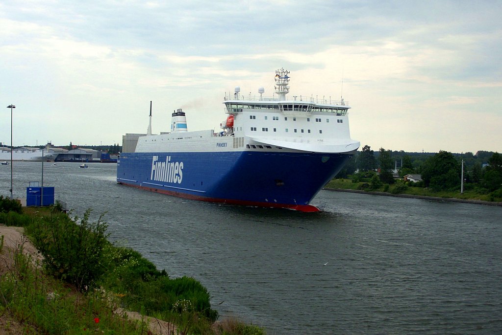 Die MS FINNSKY, IMO 9468906, das neueste Schiff der FINNLINES-Reederei Helsinki kommt in Travedurchstich zwischen Seelandkai und Herreninsel gut voran...
Aufgenommen: 18.6.2012