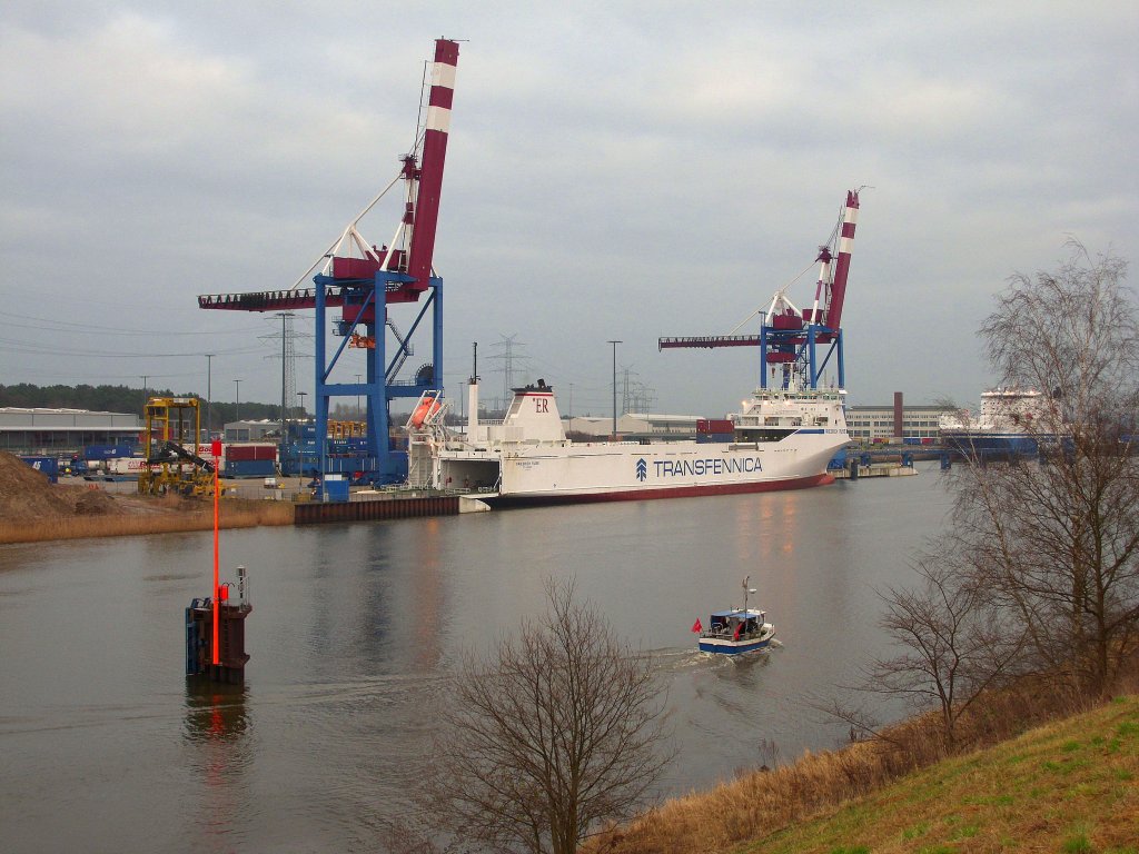 Die MS FRIEDRICH RUSS IMO 9186417, hat in LBECK-HERRENWYK am SEELANDKAI von HAMINA in Finnland kommend festgemacht und wird gerade entladen.  Aufgenommen: 17.01.2012