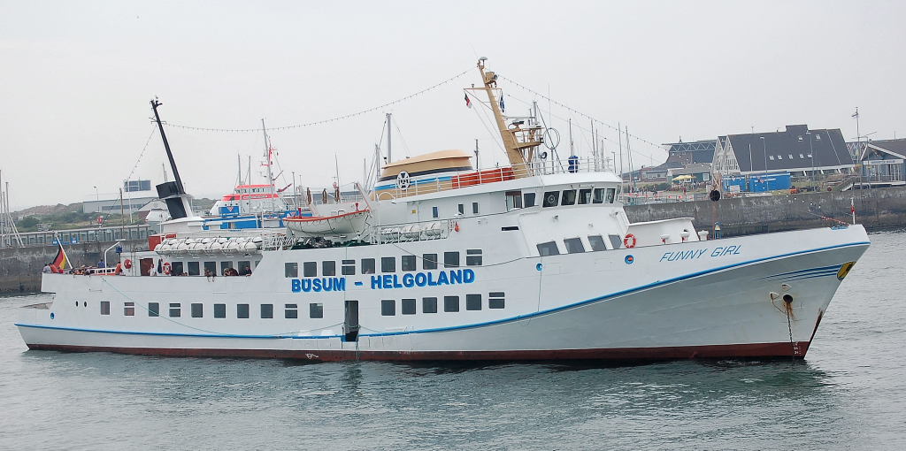 Die MS  Funny Girl  vor Helgoland auf Reede