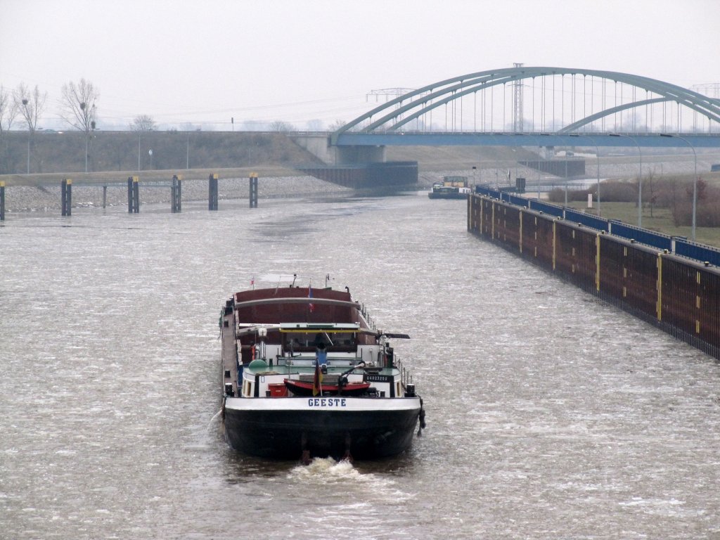 Die MS Geeste war mit der MS Hartenfels in der Schleuse Rothensee und hat Fahrt in Ri. MD-Abstiegskanal / MD-Hafen / Elbe aufgenommen. 27.02.2011