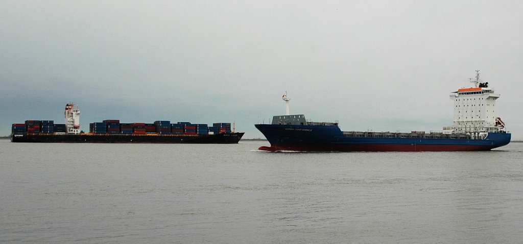 Die MS Hanse Confidence  St. John’s (IMO: 9318761) zur Einfahrt in die Schleuse zum NOK bei Brunsbttel. Im Hintergrund der Containerfrachter  KOTA LAHIR (IMO: 9322310)aus Hamburg auf der Elbe auslaufend. Gesehen am 3.4.2011. 