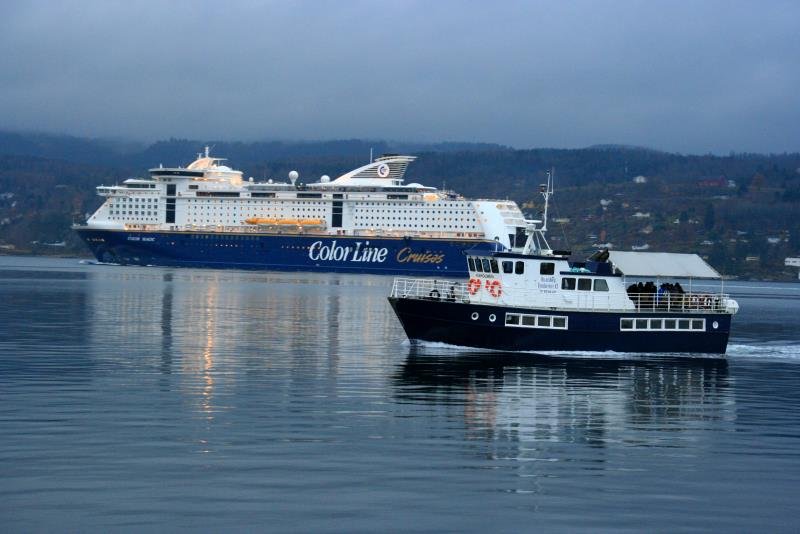 Die M/S  Kaholmen  und die F/S  Color Magic  im Oslofjorden vor Drbak; 07.11.2009