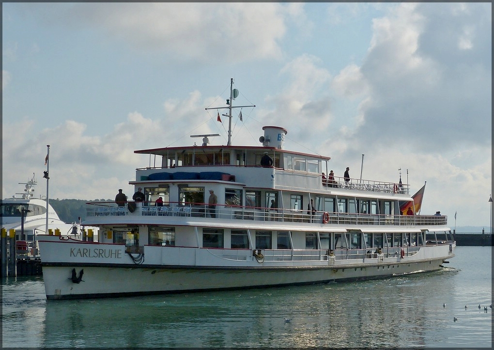 Die MS  KARLSRUHE  hat ihren Liegeplatz im Hafen von Konstanz verlassen und wendet im Hafenbecken von Konstanz.  Schiffsdaten Bj 1937; L 56,3m und kann 800 Personen aufnehmen.