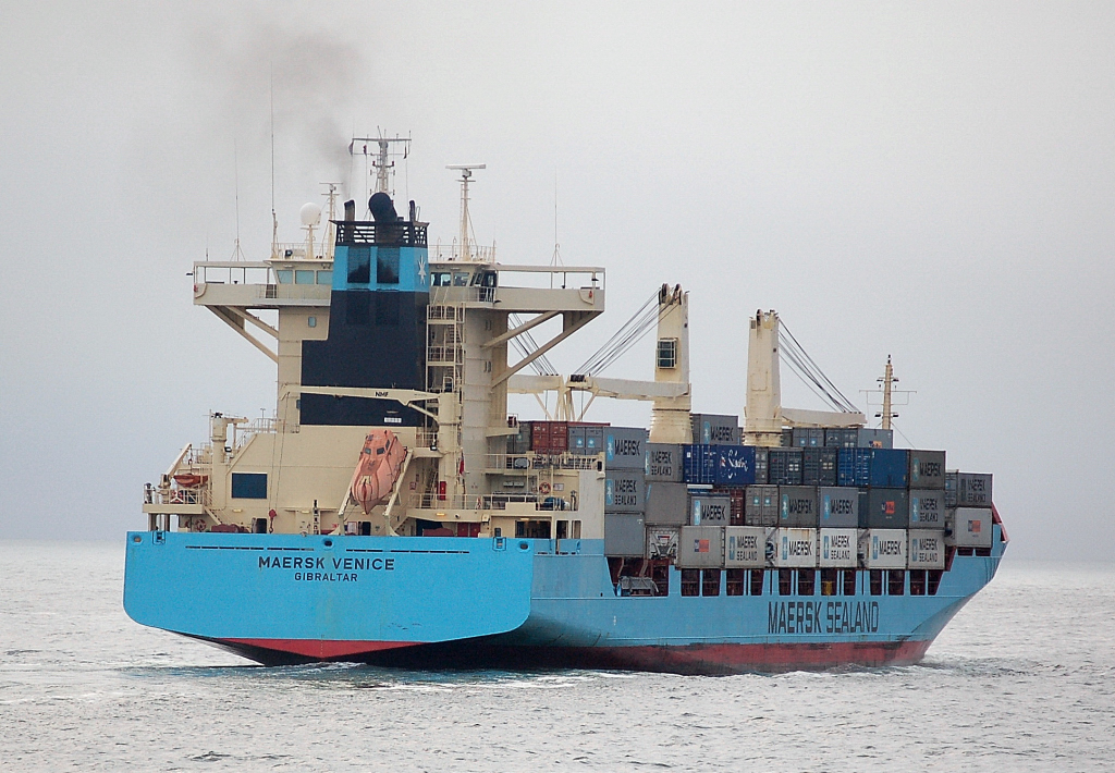 Die MS  MAERSK VENICE  in der Deutschen Bucht bei Helgoland

Schiff Typ: Cargo - Hazard B
Baujahr: 2002
Lnge x Breite: 179 m X 28 m
Schffsgewicht: 22308 t
Flagge: Gibraltar [GI] 

