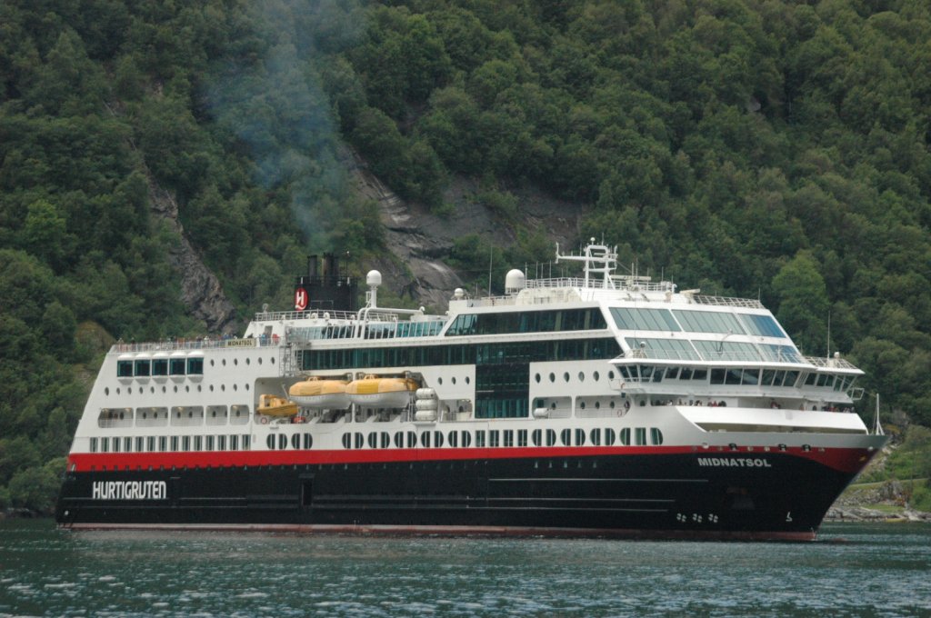 Die MS Midnatsol der Hurtigrutenlinie im Geirangerfjord beobachtet am 25.06.2011.