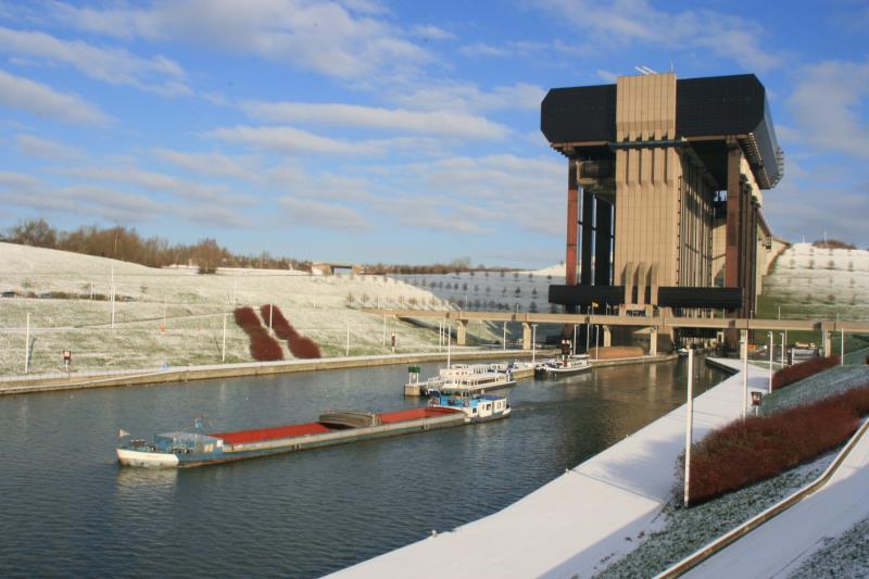 Die M/S  Nimitz  im Canal du Centre. Im Hintergrund ist das Schiffshebewerk Strpy-Thiue; 09.12.2010