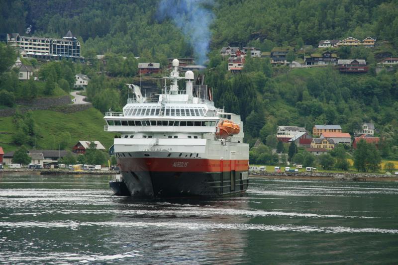 Die M/S  Nordlys  auf nordgehendem Kurs in Geiranger; 28.05.2011