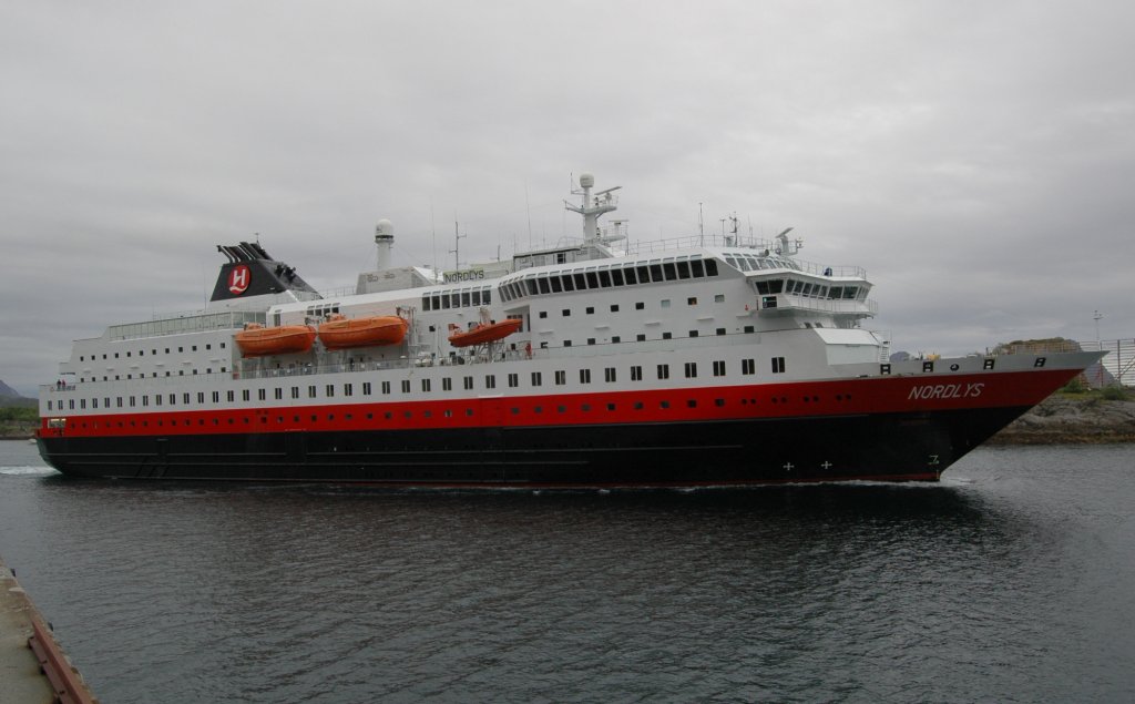 Die MS Nordlys beim Verlassen des Hafens in Svolvaer Lofoten/Norwegen im Juni 2008. 