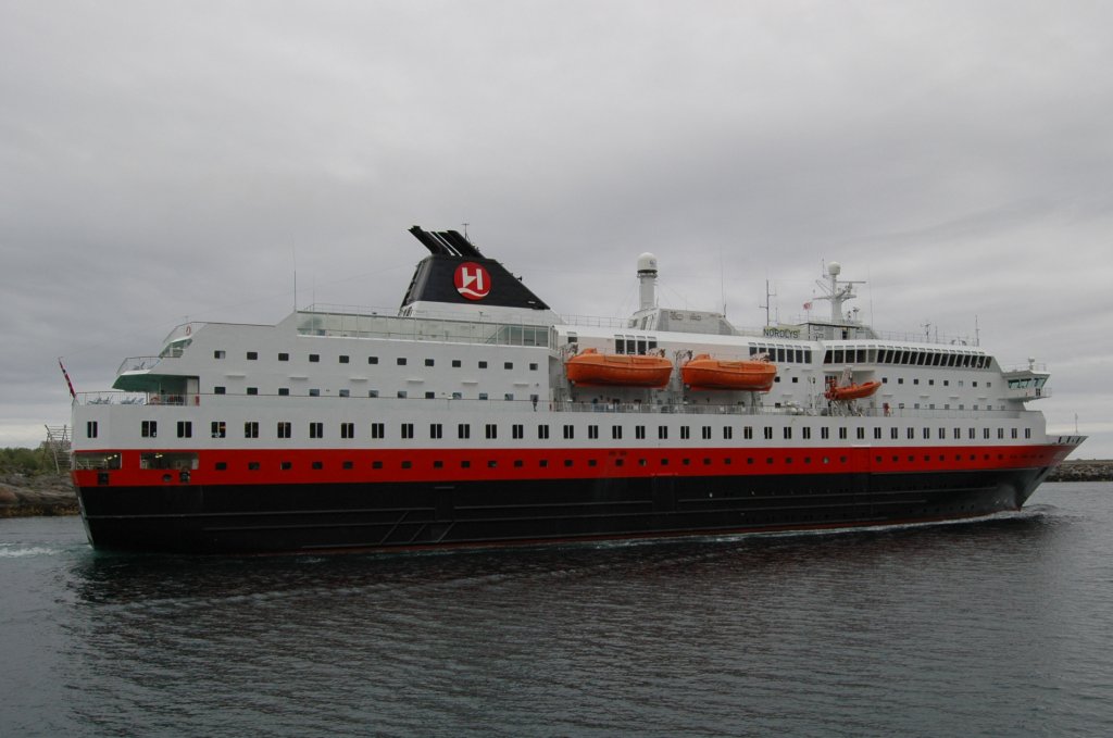 Die MS Nordlys beim Verlassen des Hafens in Svolvaer Lofoten/Norwegen im Juni 2008. 
