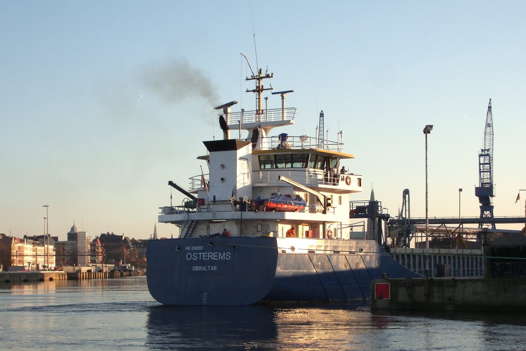 Die MS OSTEREMS IMO 9148207, hat die Vorderleine fest und die Achterleine auf Zug gemacht und das Ziel den Lbecker Lagerhauskai 2 erreicht.  Aufgenommen: 23.3.2012